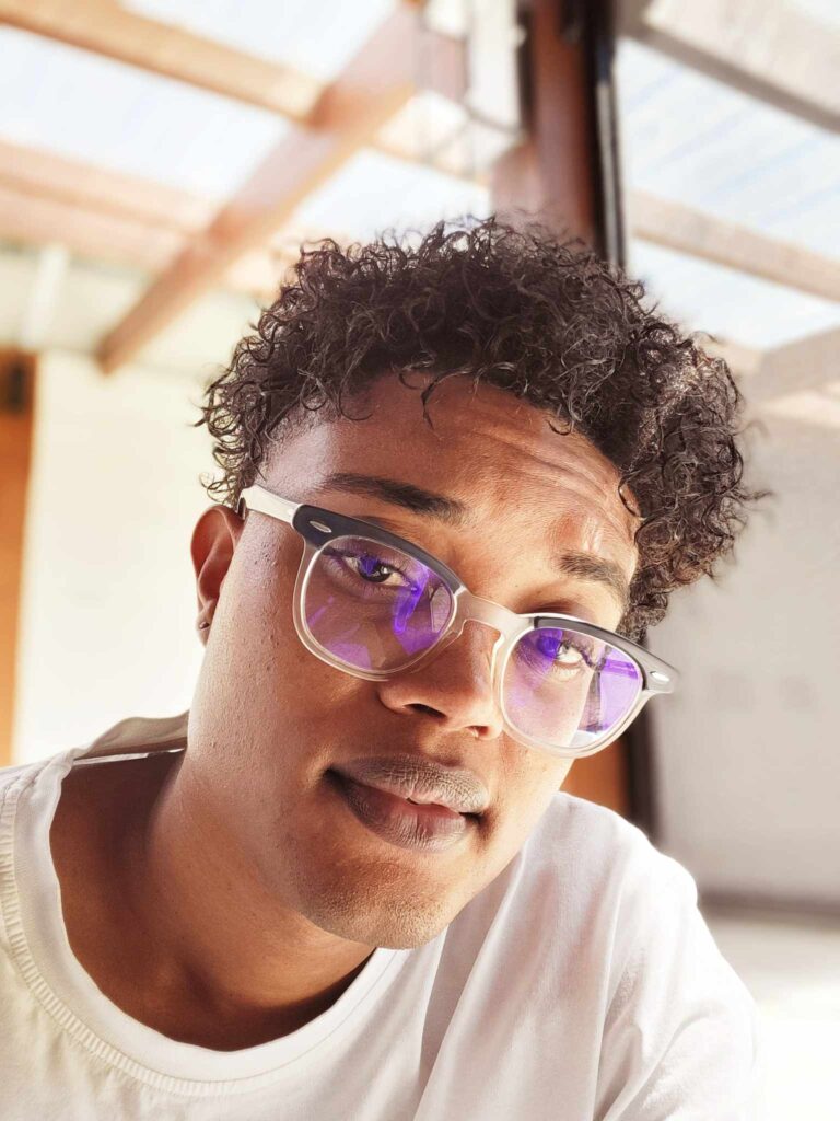 Accueil Infographiste à la Réunion 4 un homme portant des lunettes et une chemise blanche