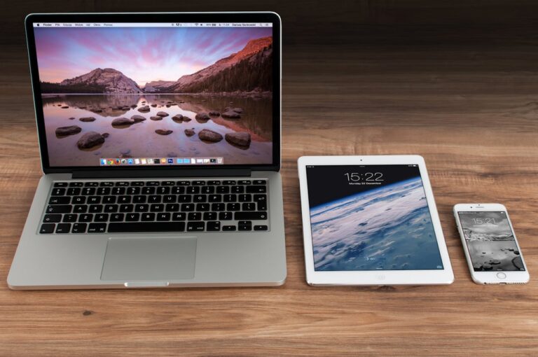 pourquoi le responsive ? 1 un ordinateur portable et une tablette sur une table